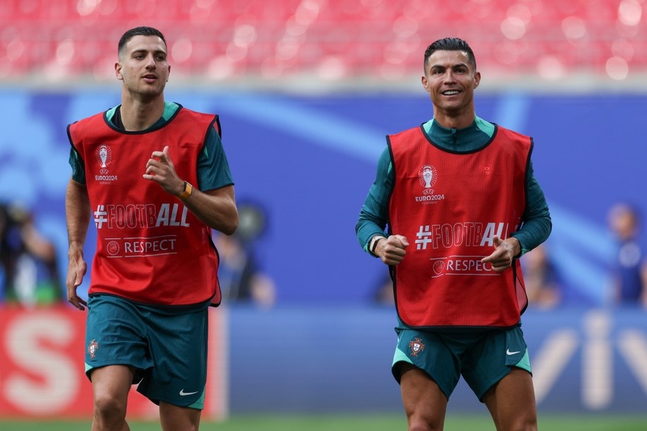 Piłkarze reprezentacji Portugalii (od lewej): Diogo Dalot i Cristiano Ronaldo /MIGUEL A. LOPES /PAP/EPA