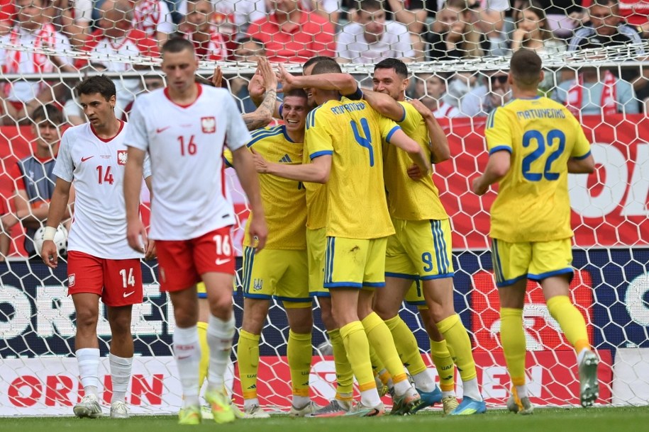 Piłkarze reprezentacji Ukrainy cieszą się z drugiego gola podczas towarzyskiego meczu z Polską na stadionie Tarczyński Arena we Wrocławiu. /Maciej Kulczyński /PAP