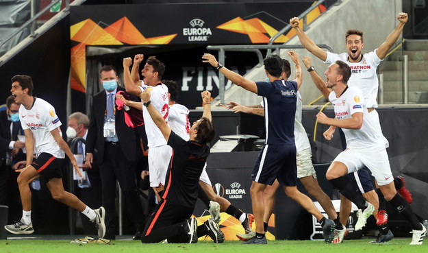 Piłkarze Sevilli cieszą się ze zwycięstwa /Wolfgang Rattay / POOL /PAP/EPA