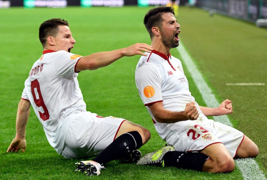 Piłkarze Sevilli Coke i Kevin Gameiro /PAP/EPA/JEAN-CHRISTOPHE BOTT /PAP/EPA