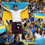 Piłkarze Ukrainy dostali flagę z frontu. Ostatni krok na mundial