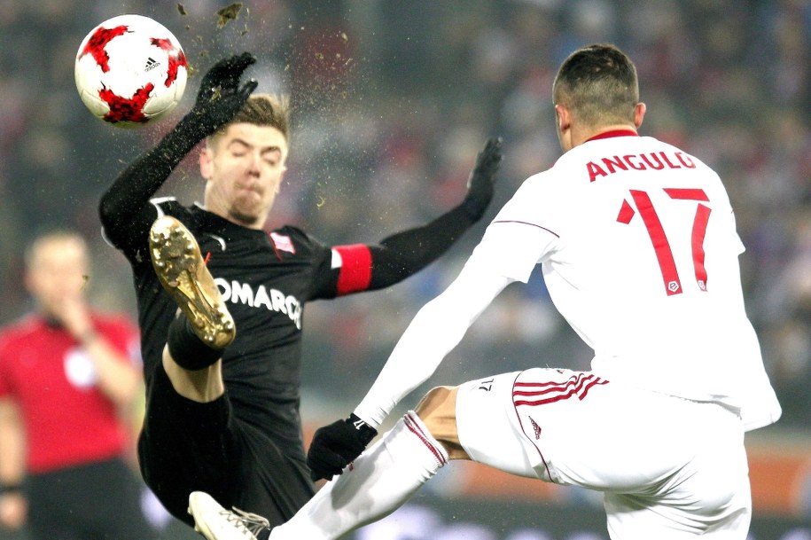 Piłkarze w czasie meczu Cracovia - Górnik Zabrze /Andrzej Grygiel /PAP