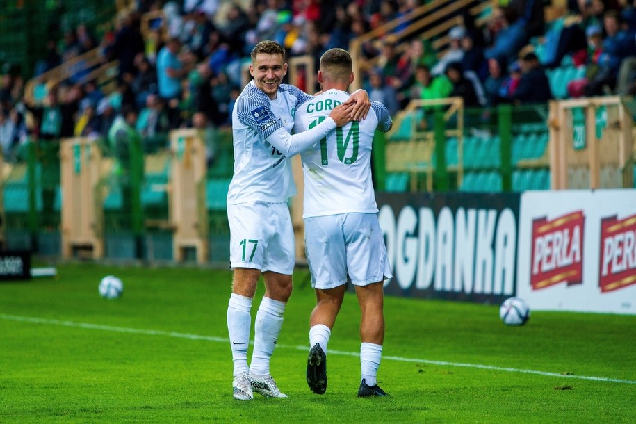 Piłkarze Warty Poznań: Mateusz Czyżycki i Milan Corryn cieszą się z gola w meczu z Górnikiem Łęczna /Bartłomiej Wójtowicz /PAP