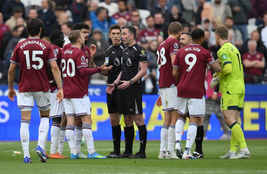 Piłkarze West Ham nie mogli pogodzić się z decyzją sędziego. /Daniel Hambury /PAP