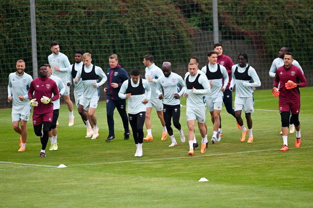 Piłkarze West Ham United podczas treningu na stadionie w Pradze