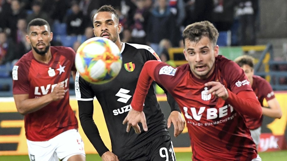 Piłkarze Wisły Kraków Lukas Klemenz (po lewej) i Marcin Grabowski (po prawej) oraz Felicio Brown Forbes ( w środku) z Korony Kielce /	Jacek Bednarczyk   /PAP