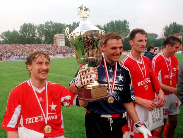 Piłkarze Wisły Kraków – od lewej: Tomasz Kulawik, Artur Sarnat, Kazimierz Węgrzyn i Marek Zając z pucharem za mistrzostwo Polski w sezonie 1998/99. /Jacek Bednarczyk /PAP