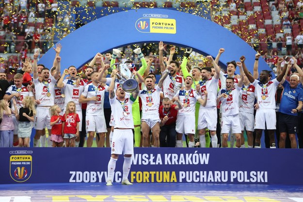 Piłkarze Wisły Kraków z Pucharem Polski / 	Leszek Szymański    /PAP