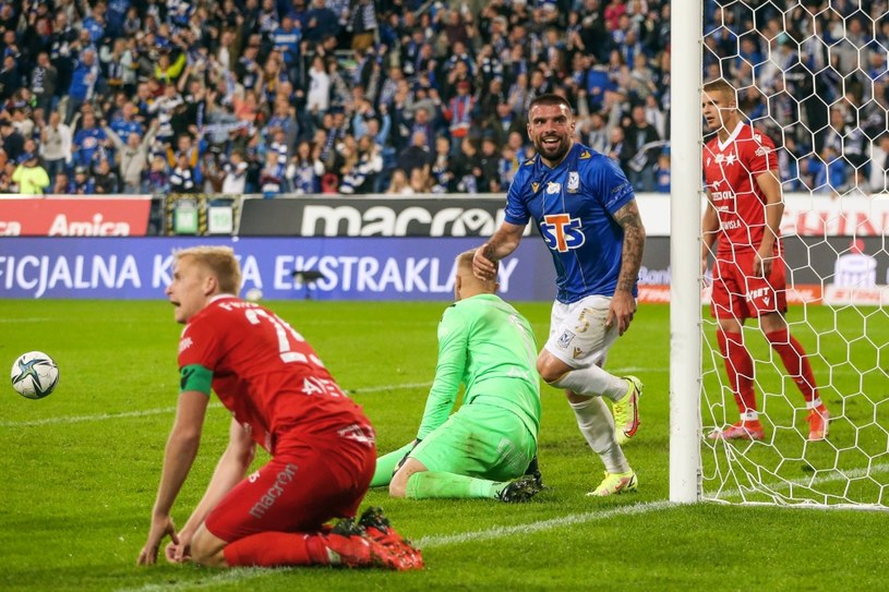Wisła players after losing a goal to Lech.  It was shot by Pedro Rebocho / JAKUB PIASECKI / CYFRASPORT / NEWSPIX.PL / Newspix