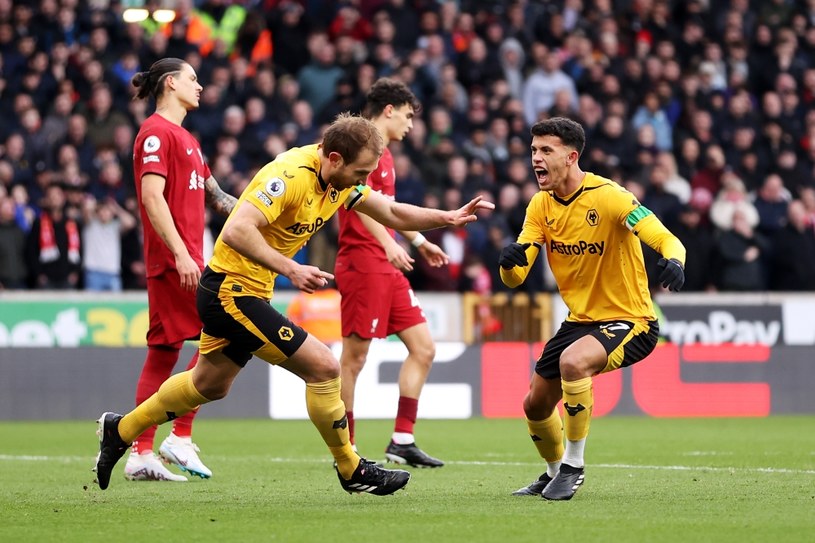 Piłkarze Wolverhampton Wanderers w sobotnim spotkaniu z Liverpoolem mieli na sobie zielone opaski. Powód, dla którego wybrali taką ozdobę może być dla wielu osób zaskoczeniem /Jack Thomas - WWFC / Contributor /Getty Images