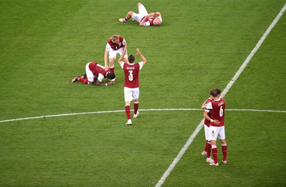 Piłkarze z Austrii świętujący awans do 1/8 mistrzostw Europy /Mihai Barbu / POOL /PAP/EPA
