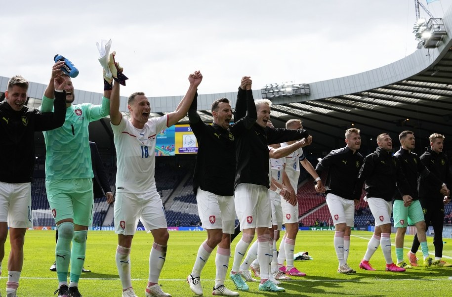 Piłkarze z Czech świętują zwycięstwo /Petr Josek / POOL /PAP/EPA