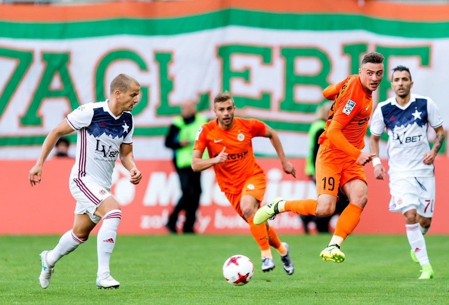 Piłkarze Zagłębia Lubin i Wisły Kraków w czasie meczu /Maciej Kulczyński /PAP