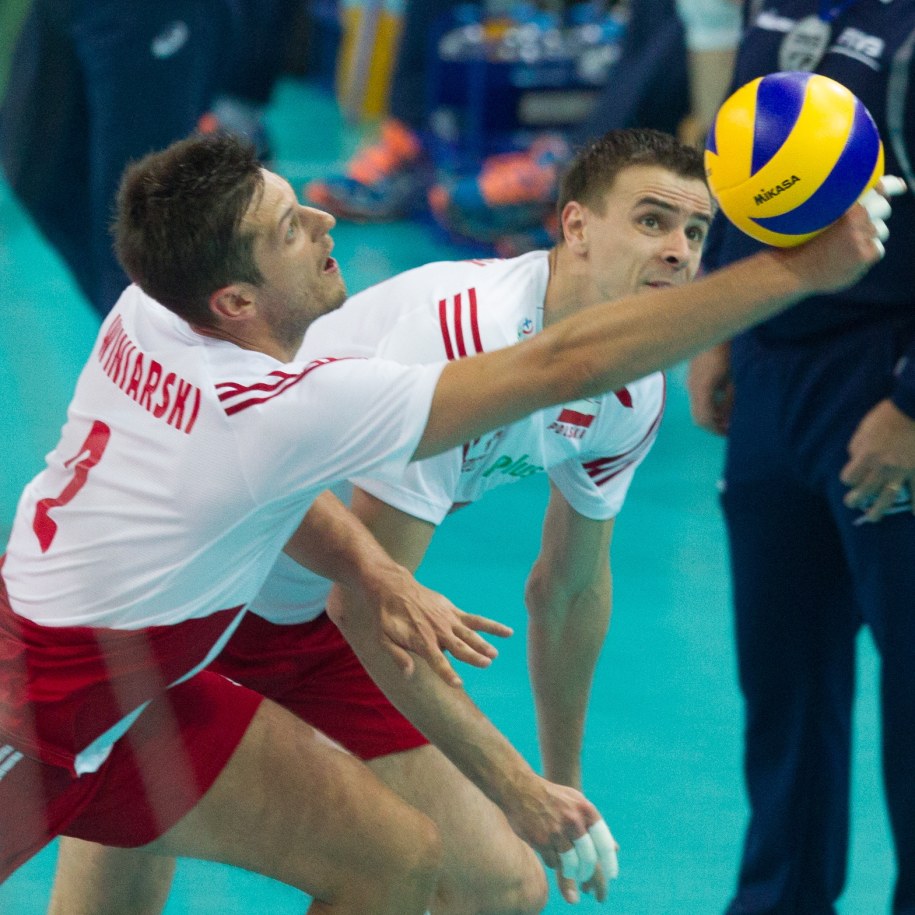 Piłkę odbija gracz reprezentacji Polski Michał Winiarski /Andrzej Grygiel /PAP