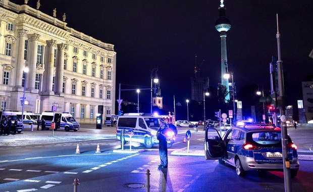 Pilna ewakuacja w centrum Berlina. Tysiące osób opuściło w nocy swoje domy