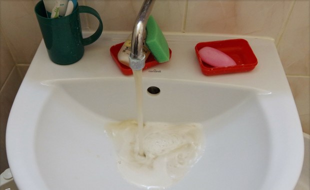 Pilny apel do mieszkańców. W wodzie wykryto groźną bakterię