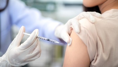 Pilny komunikat GIF. Szczepionka wstrzymana w obrocie 