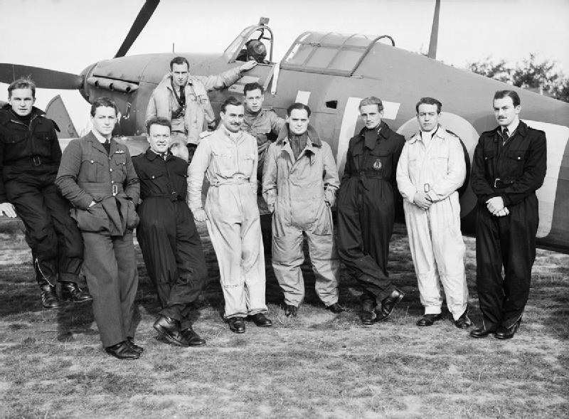 Piloci 242. dywizjonu we wrześniu 1940 roku w Duxford. Bader stoi w środku /Wikimedia Commons – repozytorium wolnych zasobów /INTERIA.PL/materiały prasowe