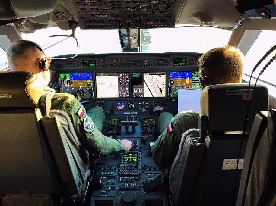 Piloci za sterami samolotu Gulfstream G550 /Michał Dukaczewski /Archiwum RMF FM
