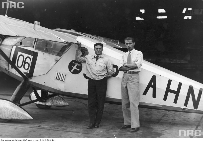 Pilot Franciszek Żwirko (z lewej) i konstruktor lotniczy Stanisław Wigura przed samolotem RWD-6 /Z archiwum Narodowego Archiwum Cyfrowego
