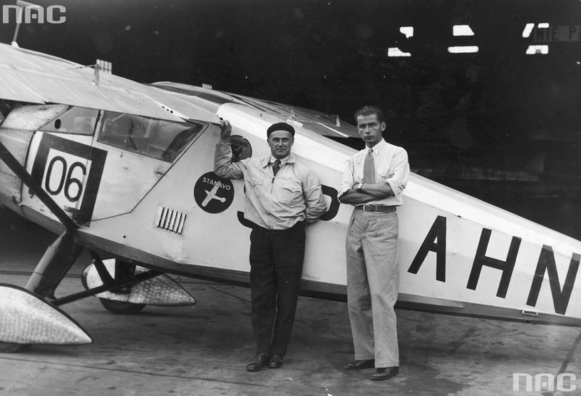 Pilot Franciszek Żwirko ( z lewej) i konstruktor lotniczy Stanisław Wigura przed samolotem RWD-6 /Z archiwum Narodowego Archiwum Cyfrowego
