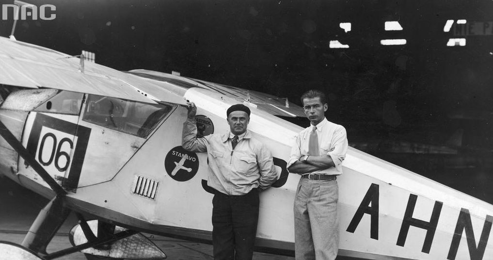 Pilot Franciszek Żwirko ( z lewej) i konstruktor lotniczy Stanisław Wigura przed samolotem RWD-6 /Z archiwum Narodowego Archiwum Cyfrowego