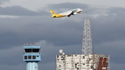 Pilot i pasażerowie samolotu pomogli lekarzowi uratować noworodka