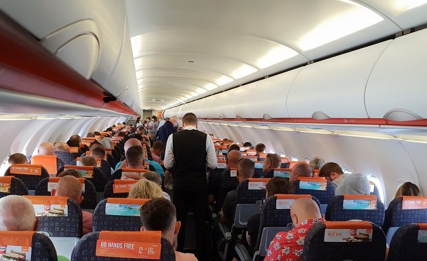 Pilot linii EasyJet nagi i pijany w hotelu. Pasażerowie zamarli