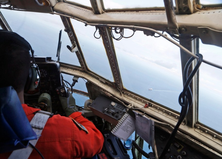 Pilot maszyny indonezyjskich sił powietrznych, uczestniczącej w akcji poszukiwawczej /ADI WEDA /PAP/EPA