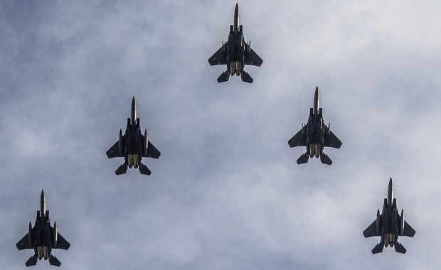 Pilot robił selfie, zderzyły się dwa F-15. Ustalenia raportu