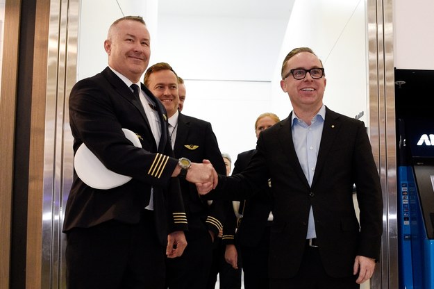 Pilot Sean Golding  i szef Qantas Alan Joyce po wylądowaniu w Sydney /BIANCA DE MARCHI /PAP/EPA