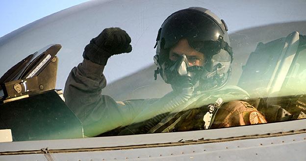 Pilot to musi być twardy gość. Nie ma z nim żartów... /AFP