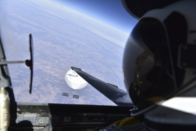 Pilot US Air Force przyglądający się balonowi /US DEPARTMENT OF DEFENSE/Science Photo Library /East News