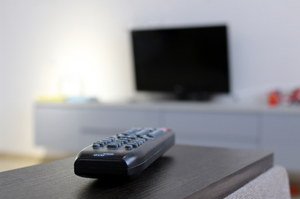 El control remoto de su teléfono funcionará con cualquier televisor.  ¿Cómo operarlo?