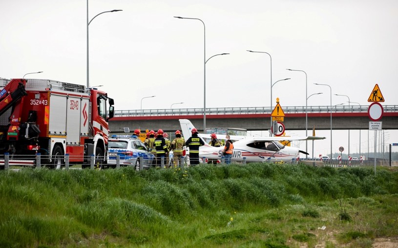 Pilot wylądował na autostradzie A1 po kłopotach z silnikiem /Karol Porwich /East News