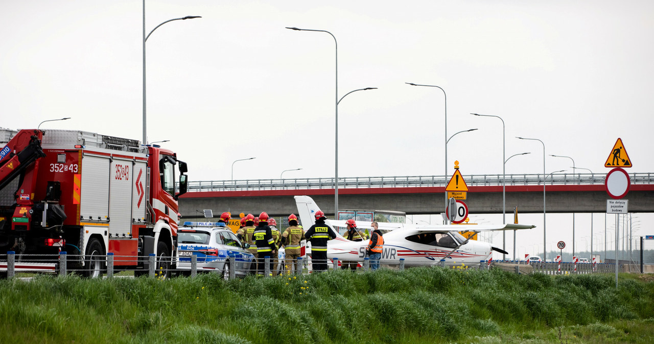 Pilot wylądował na autostradzie A1 po kłopotach z silnikiem /Karol Porwich /East News