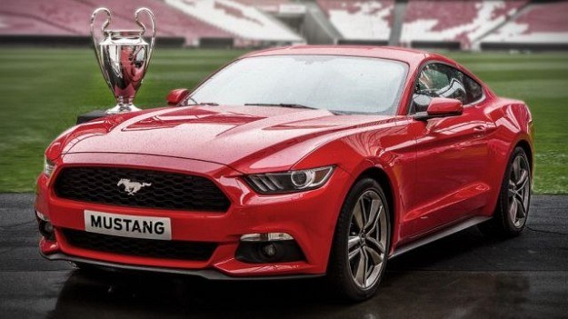 Pilotażowej sprzedaży Mustanga w Europie towarzyszyła kampania promocyjna w internecie i na ulicach Lizbony, gdzie odbył się finałowy mecz Ligi Mistrzów. /Ford