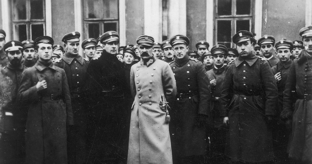 Piłsudski i jego zwolennicy zebrani w tzw. obozie belwederskim popierający ideę federacji inspirowali się zwłaszcza funkcjonowaniem wielonarodowościowego imperium Austro-Węgier. W swoich założeniach odnosili się też do tradycji jagiellońskich i Wielkiego Księstwa Polsko-Litewskiego