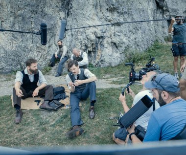 "Piłsudski" rozpoczyna się w 1901 roku, w szpitalu psychiatrycznym w rosyjskim zaborze. Jednym z pacjentów jest więzień polityczny - Józef Piłsudski (Borys Szyc). Polskie podziemie niepodległościowe przygotowuje ucieczkę słynnego już działacza. Piłsudski zostaje uwolniony, nie dane mu będzie jednak rodzinne szczęście u boku żony (Magdalena Boczarska). Kolejne burzliwe lata naznaczone będą rewolucyjnymi wydarzeniami, przemocą i zdradą. Piłsudski musi manewrować na grząskim gruncie - między  zachowawczą biernością Polskiej Partii Socjalistycznej a agresją wobec zaborców, skutkującą odwetem. Zbliża się rok 1914, a wraz z nim szansa na niepodległą Polskę.