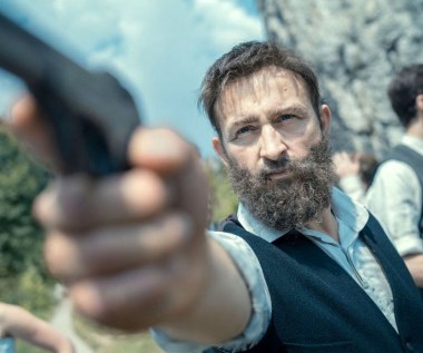 - "Piłsudski" to przede wszystkim opowieść o człowieku - skomplikowanym, natchnionym, upartym. O jego życiowych wyborach - nie zawsze właściwych, o desperackiej potrzebie działania, o podróży ze szczytu w przepaść - pozornie bez możliwości powrotu. Będzie to film pełen zwrotów akcji, z wyrazistym, idącym krok przed wszystkimi bohaterem - mówi reżyser Michał Rosa.