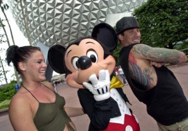 Pink, Myszka Miki i Corey Hart w Disneylandzie /AFP