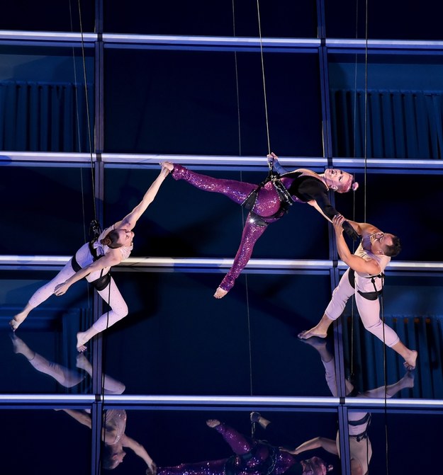 Pink (w środku) podczas występu / Kevin Winter /Getty Images
