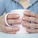paznokcie Pionowe linie na paznokciach to nie defekt estetyczny. To ważna wskazówka od organizmu