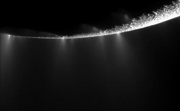 Pióropusze lodu wystrzeliwane przez gejzery Enceladusa.   Fot. NASA /materiały prasowe
