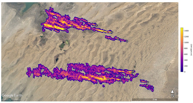 Pióropusze metanu zlokalizowane na wschód od miasta Hazar w Turkmenistanie. /NASA
