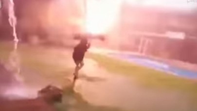 Piorun uderzył tuż obok chłopca z parasolem. Wszystko nagrała kamera 