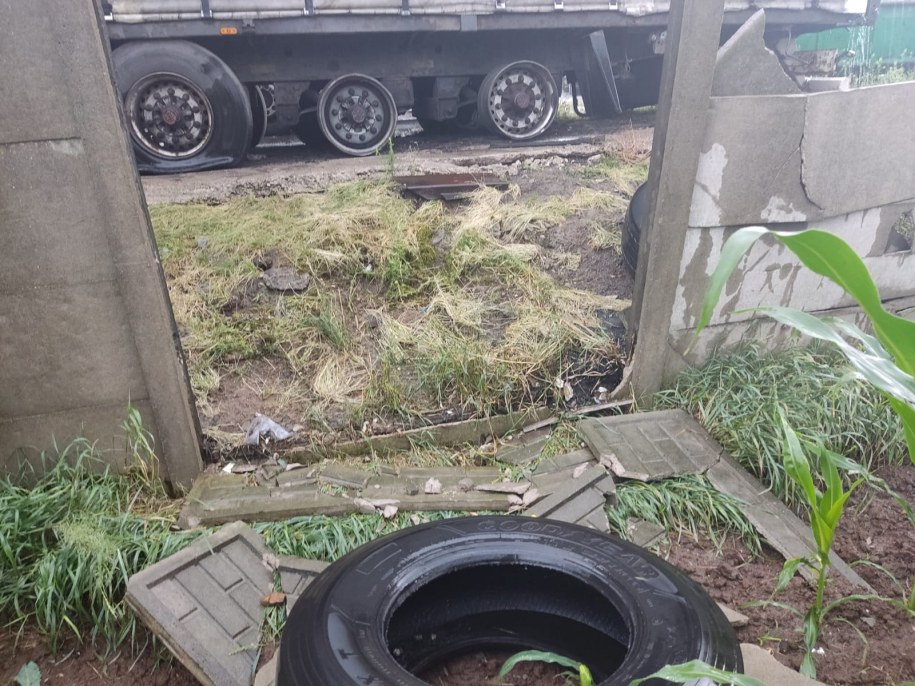 Piorun uderzył w ciężarówkę, eksplodowały opony (PSP Kalisz) /Państwowa Straż Pożarna