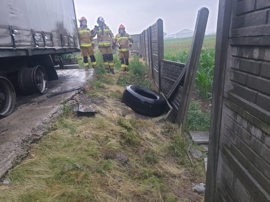 Piorun uderzył w ciężarówkę, eksplodowały opony (PSP Kalisz) /Państwowa Straż Pożarna