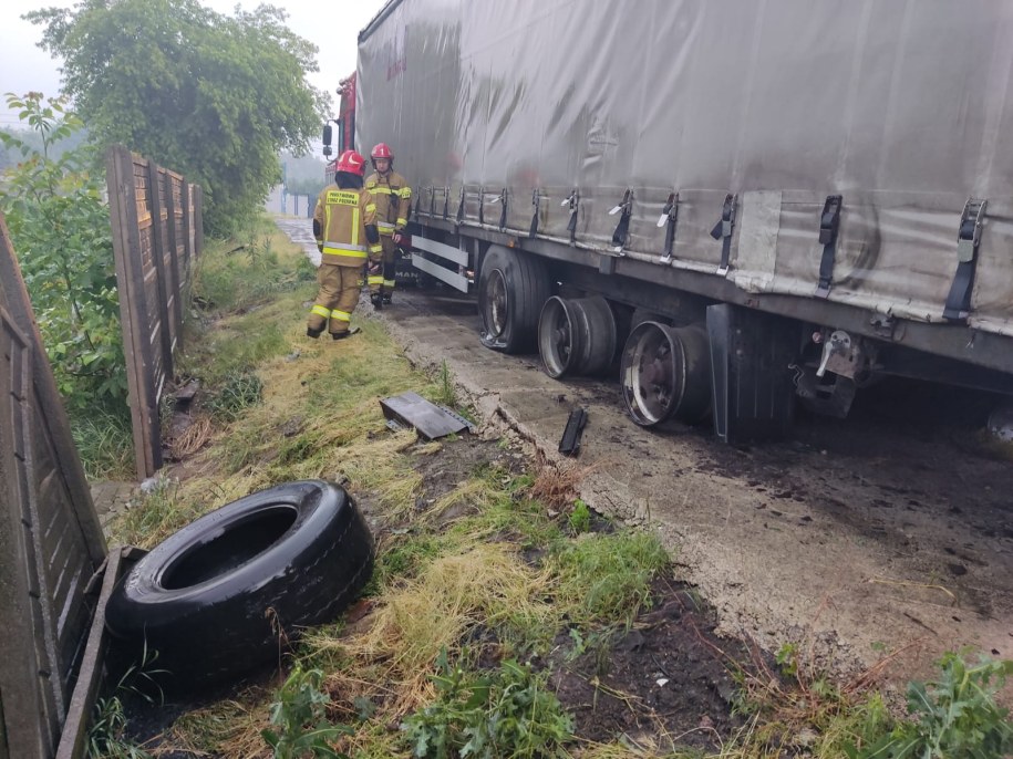 Piorun uderzył w ciężarówkę, eksplodowały opony (PSP Kalisz) /Państwowa Straż Pożarna