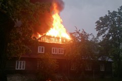 Piorun uderzył w dom. Wybuchł pożar